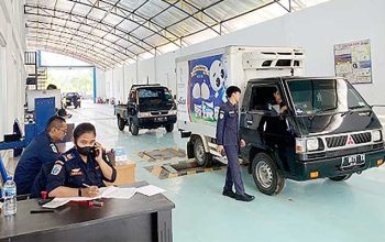 Petugas UPT PKB Dinas Perhubungan Kota Sukabumi