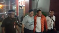 Terpidana kasus TPPU sekaligus mantan ketua DPRD Jawa Barat Irfan Suryanagara (dua kiri) dieksekusi ke Lapas Banceuy, Kota Bandung, Jawa Barat, Selasa (4/7/2023). (ANTARA/Bagus Ahmad Rizaldi)
