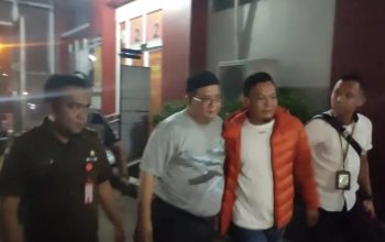 Terpidana kasus TPPU sekaligus mantan ketua DPRD Jawa Barat Irfan Suryanagara (dua kiri) dieksekusi ke Lapas Banceuy, Kota Bandung, Jawa Barat, Selasa (4/7/2023). (ANTARA/Bagus Ahmad Rizaldi)