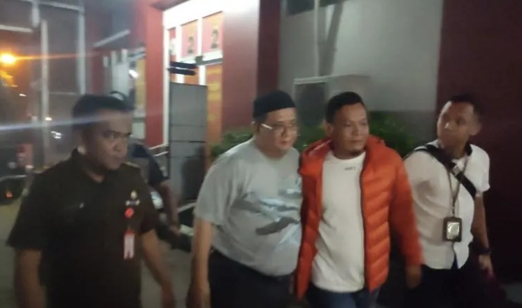 Terpidana kasus TPPU sekaligus mantan ketua DPRD Jawa Barat Irfan Suryanagara (dua kiri) dieksekusi ke Lapas Banceuy, Kota Bandung, Jawa Barat, Selasa (4/7/2023). (ANTARA/Bagus Ahmad Rizaldi)