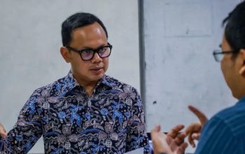 Wali Kota Bogor Bima Arya Sugiarto saat melakukan inspeksi mendadak ke SMPN 1 Kota Bogor, Jumat (7/7/2023). 