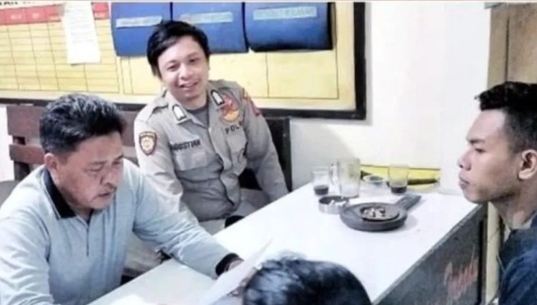Petugas Polsek Rancabungur Polres Bogor memediasi antara pihak FH dan AA di Kabupaten Bogor, Jawa Barat, Sabtu (8/7/2023). (Humas Polres Bogor).