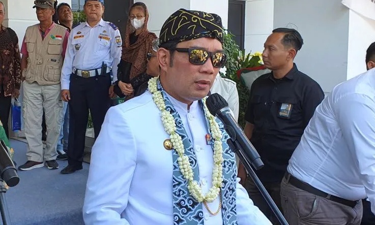 Gubernur Jawa Barat Ridwan Kamil memberi keterangan kepada media di Cirebon, Jawa Barat, Rabu (19/7/2023). 