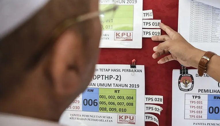 Arsip foto - Petugas memeriksa Daftar Pemilih Tetap (DPT) di Kelurahan Petojo Selatan, Jakarta, Selasa (16/4/2019). ANTARA FOTO