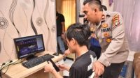 Kapolsek Cengkareng Kompol Ardhie Demastyo tengah menanyai seorang operator judi online saat penggerebekan di salah satu ruko Cengkareng, Jakarta Barat, Minggu (15/1/2023). (Polres Metro Jakarta Barat)