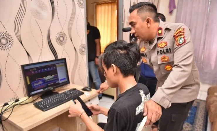 Kapolsek Cengkareng Kompol Ardhie Demastyo tengah menanyai seorang operator judi online saat penggerebekan di salah satu ruko Cengkareng, Jakarta Barat, Minggu (15/1/2023). (Polres Metro Jakarta Barat)