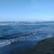 Sejumlah wisatawan bermain di kawasan pantai Kabupaten Tasikmalaya, Jawa Barat, beeberapa waktu lalu. (ANTARA/Feri Purnama)