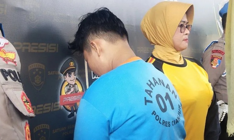 Pelaku pembegalan NA (18), warga Kecamatan Cianjur, Jawa Barat, mengaku terpaksa melakukan pembegalan karena butuh uang cepat diringkus polisi.(Ahmad Fikri)