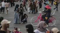Warga berwisata di kawasan Kota Tua, Jakarta, Jumat (30/6/2023). . ANTARA FOTO/Aprillio Akbar/rwa.
