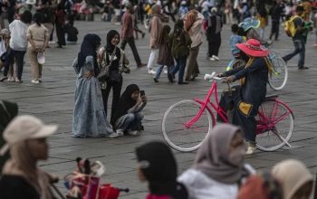 Warga berwisata di kawasan Kota Tua, Jakarta, Jumat (30/6/2023). . ANTARA FOTO/Aprillio Akbar/rwa.