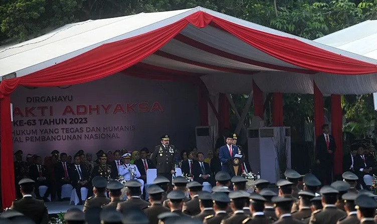 Presiden Joko Widodo (tengah) memimpin upacara Hari Bhakti Adhyaksa ke-63 di Jakarta, Sabtu (22/7/2023). ANTARA FOTO/Akbar Nugroho Gumay/hp/aa.