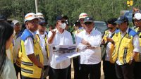Menteri PUPR Basuki Hadimuljono saat meninjau progres pembangunan infrastruktur dasar Ibu Kota Nusantara, Kalimantan Timur, Jumat (28/7/2023). 