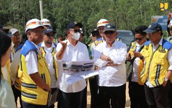 Menteri PUPR Basuki Hadimuljono saat meninjau progres pembangunan infrastruktur dasar Ibu Kota Nusantara, Kalimantan Timur, Jumat (28/7/2023). 