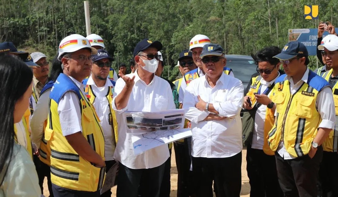 Menteri PUPR Basuki Hadimuljono saat meninjau progres pembangunan infrastruktur dasar Ibu Kota Nusantara, Kalimantan Timur, Jumat (28/7/2023). 