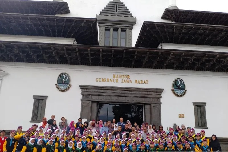 Sekda Jabar Setiawan saat melepas 141 personel PMR Kontingen PMI Jabar untuk melaksanakan Jumbara tingkat nasional yang ke IX di Lampung Selatan, Lampung. (Humas Kontingen PMI Jabar)
