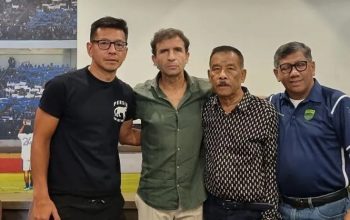 Pelatih Luis Milla (dua kiri) bersama manajemen PT Persib Bandung Bermartabat usai konferensi pers di Graha Persib, Kota Bandung, Jawa Barat, Sabtu (15/7/2023). ANTARA/Bagus Ahmad Rizaldi/pri.