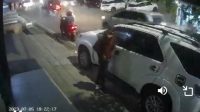 TEREKAM CCTV : Dua pelaku pencurian dengan modus pencah kaca beraksi di Jalan RA Kosasih Ciaul terlihat sedang menjalankan aksinnya, Rabu (05/07/2023)