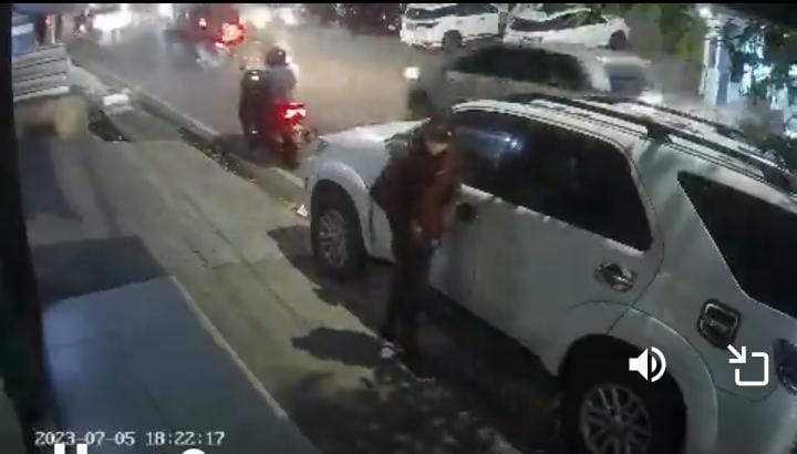 TEREKAM CCTV : Dua pelaku pencurian dengan modus pencah kaca beraksi di Jalan RA Kosasih Ciaul terlihat sedang menjalankan aksinnya, Rabu (05/07/2023)