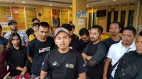 DILAPORKAN : Belasan pengusaha rental mobil saat membuat laporan soal kasus dugaan tipu gelap kendaraan mobil ke Mapolres Sukabumi Kota pada Jumat (14/07).(FOTO: DENDI RADAR SUKABUMI)