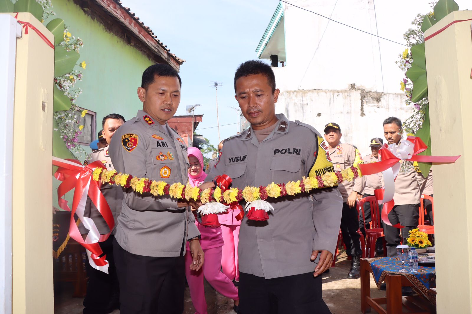 DIRESMIKAN : Kapolres Sukabumi Kota, AKBP Ari Setyawan Wibowo saat melakukan gunting pita pembangunan Rutilahu untuk anggota Bhabinkamtibmas Desa Selawangi, Kecamatan Sukaraja, Kabupaten Sukabumi, Aipda Yusuf di Kampung Tugu, RT 03/RW W 05, Desa Pasirhalang, Kecamatan Sukaraja, Kabupaten Sukabumi pada Selasa (11/07).(FOTO : DENDI RADAR SUKABUMI)