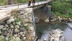Diterjang Banjir Bandang, Jembatan Kayu Sirnarasa Cikakak Rusak