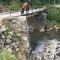 Kondisi jembatan aliran sungai Cimaja, Desa Sirnarasa, Kecamatan Cikakak rusak. (FOTO : NANDI/ RADARSUKABUMI)