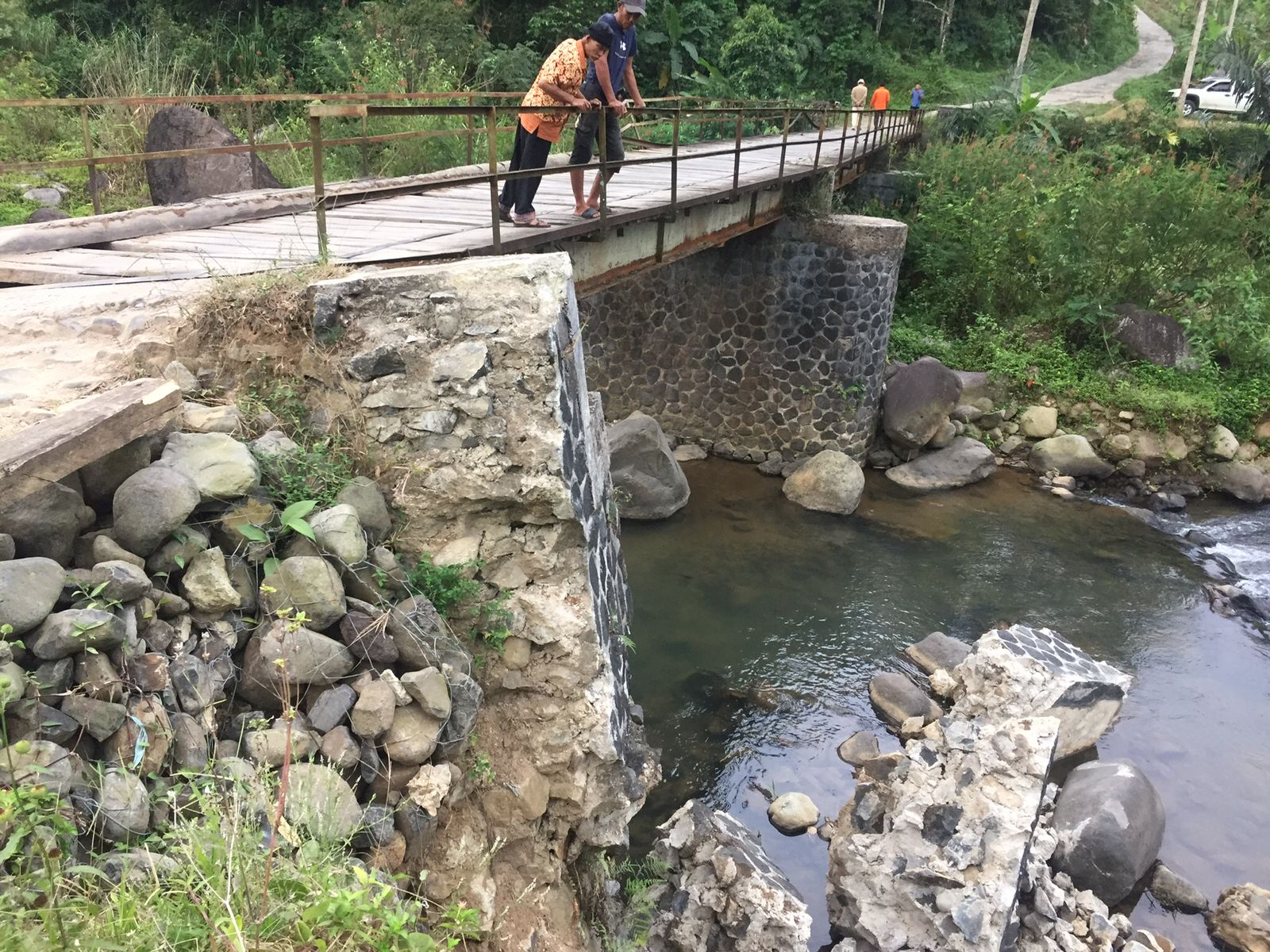 Kondisi jembatan aliran sungai Cimaja, Desa Sirnarasa, Kecamatan Cikakak rusak. (FOTO : NANDI/ RADARSUKABUMI)