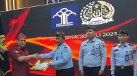 PENGHARGAAN: Direktur Jenderal (Dirjen) Imigrasi memberikan penghargaan kepada Tiga petugas Kantor Imigrasi Kelas II Non TPI Ponorogo Kantor Imigrasi Kelas I Khusus TPI Surabaya, Kamis (20/07/2023). Foto : istimewa