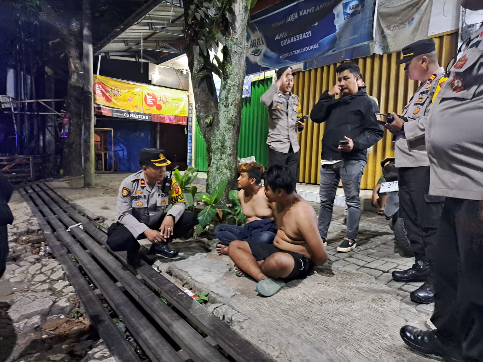 DIAMANKAN : Petugas Polsek Rayon Timur, saat mengamankan dua pemuda yang kedapatan bawa sabu dan sajam di Jalan Raya Baru Sukaraja, Kecamatan Sukaraja, Kabupaten Sukabumi pada Minggu (30/07) malam.(FOTO : UNTUK RADAR SUKABUMI)