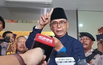 Panji Gumilang saat ini belum ditetapkan sebagai tersangka dan Panji juga enggan menjawab saat ditanya kesiapannya untuk menjadi tersangka.-Disway.id/Anisha Aprilia-
