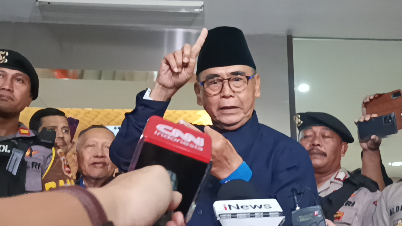 Panji Gumilang saat ini belum ditetapkan sebagai tersangka dan Panji juga enggan menjawab saat ditanya kesiapannya untuk menjadi tersangka.-Disway.id/Anisha Aprilia-