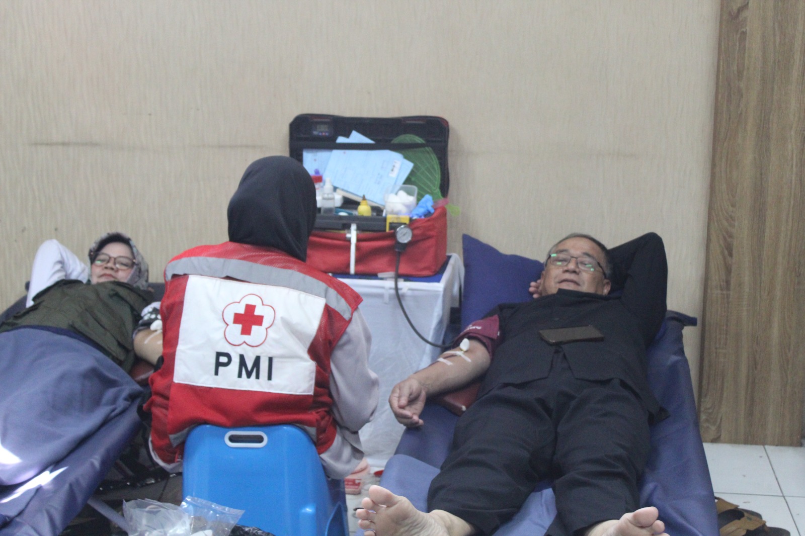 Wakil Bupati Sukabumi Iyos Somantri mengajak masyarakat Kabupaten Sukabumi untuk rutin mendonorkan darahnya. Hal tersebut dikatakan Iyos saat meninjau kegiatan donor darah