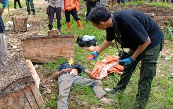 OLAH TKP : Petugas Polsek Kadudampit, Polres Sukabumi Kota, saat olah TKP seorang pria yang diduga ODGJ yang ditemukan tewas setelah loncat dari Jembatan Merah Cinumpang, tepatnya di ruas Jalan Baru Jalur Lingkar Utara, Kampung Pasir Tugu, RT 33/RW 11, Desa Sukamaju, Kecamatan Kadudampit, Kabupaten Sukabumi, pada Selasa (11/07) siang.(foto : ist)
