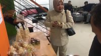 MENINJAU : Anggota DPRD Provinsi Jawa Barat Fraksi Gerindra Lina Ruslinawati saat meninjau produk UMKM di Kecamatan Nagrak, Sabtu (08/07)