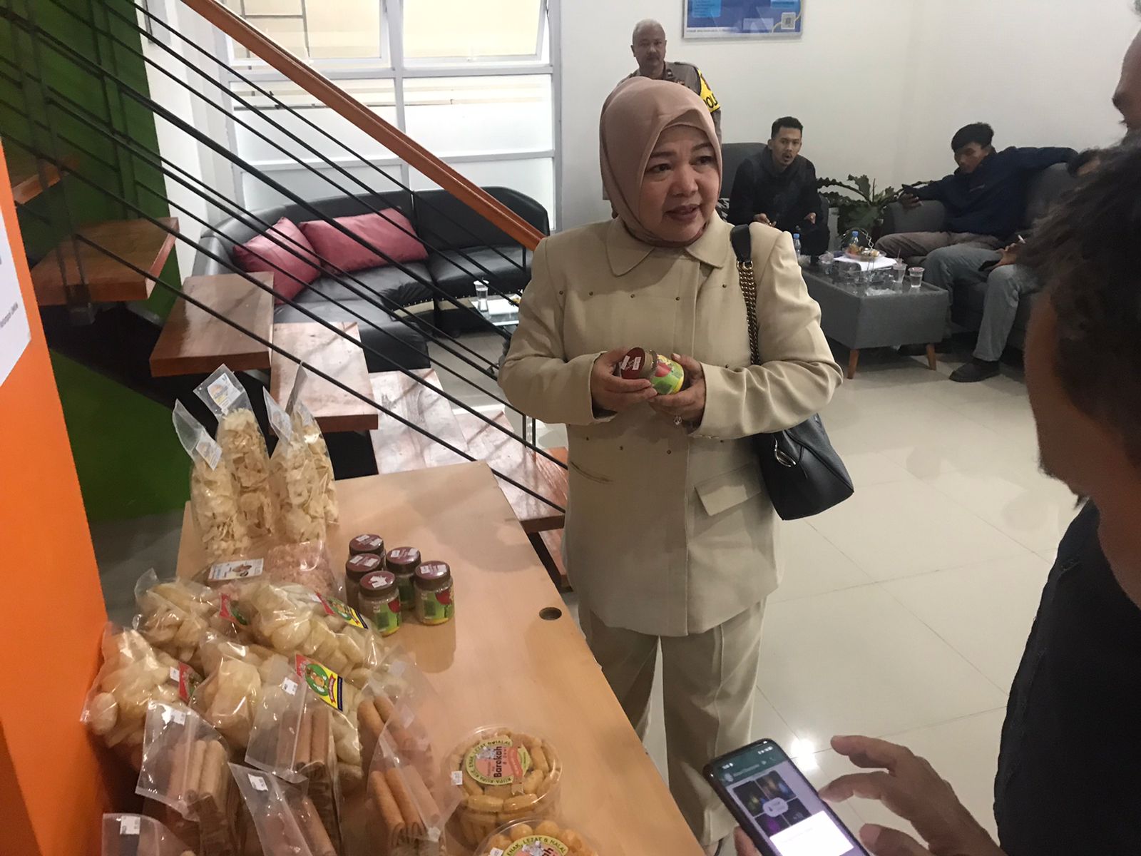 MENINJAU : Anggota DPRD Provinsi Jawa Barat Fraksi Gerindra Lina Ruslinawati saat meninjau produk UMKM di Kecamatan Nagrak, Sabtu (08/07)