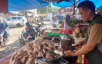 NAIK : Harga daging ayam di Pasar Palabuhanratu Mahal. (FOTO : NANDI/ RADARSUKABUMI)