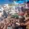 NAIK : Harga daging ayam di Pasar Palabuhanratu Mahal. (FOTO : NANDI/ RADARSUKABUMI)