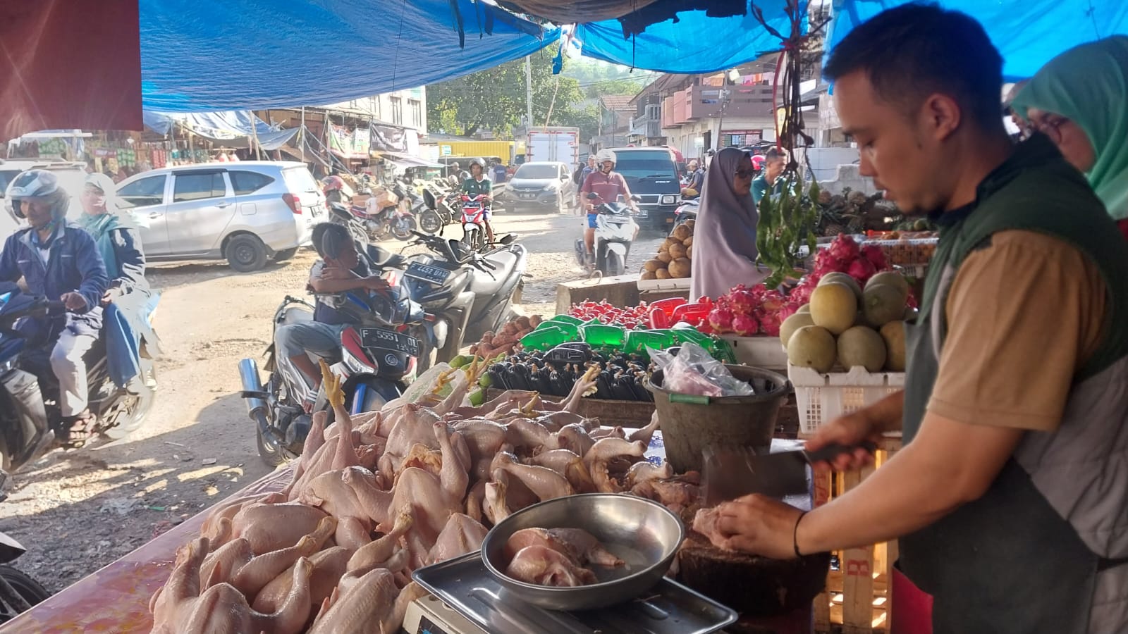 NAIK : Harga daging ayam di Pasar Palabuhanratu Mahal. (FOTO : NANDI/ RADARSUKABUMI)