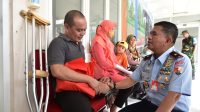 Komandan Lanud Atang Sendjaja Marsma TNI M. Taufiq Arasj, S.Sos., saat meninjau dan ikut serta di dalam pengukuran kaki palsu bersama tim Kick Andy Foundation dan para medis RSAU dr. M. Hassan Toto