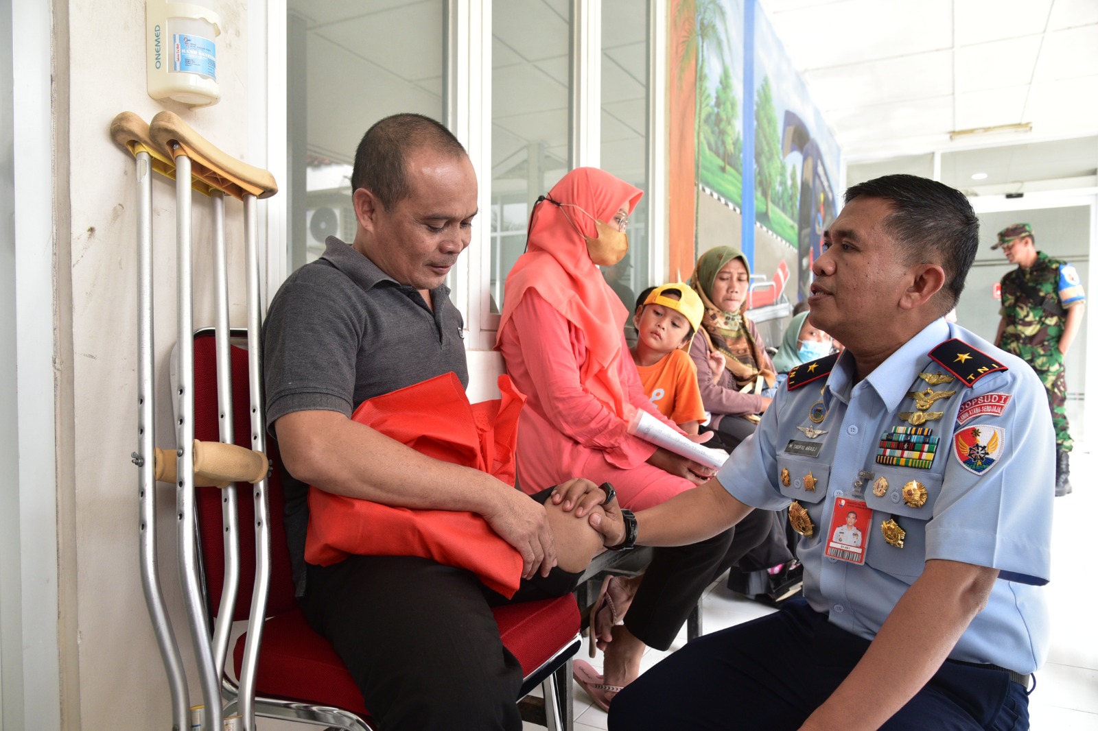 Komandan Lanud Atang Sendjaja Marsma TNI M. Taufiq Arasj, S.Sos., saat meninjau dan ikut serta di dalam pengukuran kaki palsu bersama tim Kick Andy Foundation dan para medis RSAU dr. M. Hassan Toto