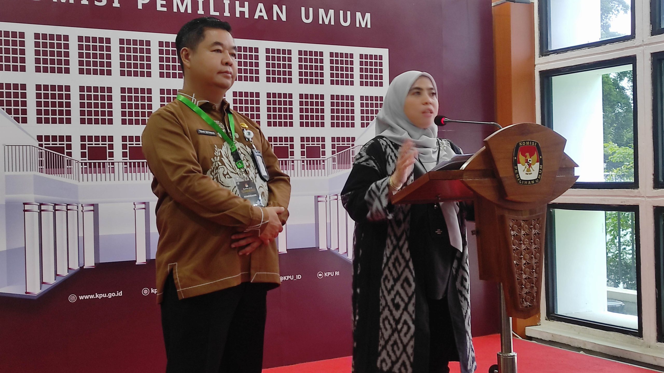 Komisioner KPU RI, Betty Epsilon Idroos saat konferensi pers-Intan Afrida Rafni-