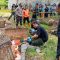 OLAH TKP : Petugas Polsek Kadudampit, Polres Sukabumi Kota, saat olah TKP seorang pria yang diduga ODGJ yang ditemukan tewas setelah loncat dari Jembatan Merah Cinumpang, tepatnya di ruas Jalan Baru Jalur Lingkar Utara, Kampung Pasir Tugu, RT 33/RW 11, Desa Sukamaju, Kecamatan Kadudampit, Kabupaten Sukabumi, pada Selasa (11/07) siang.