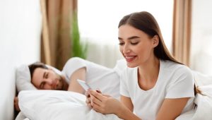 5 Faktor Wanita Memilih Selingkuh, Kesepian Paling Masuk Akal