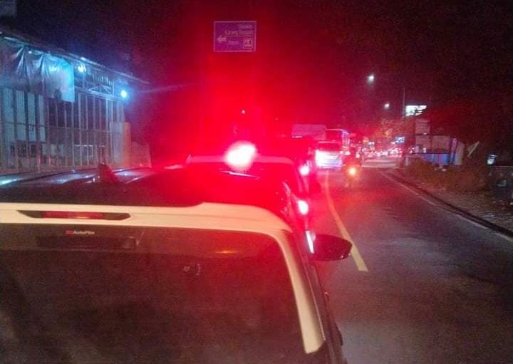 Jalur Sukabumi Utara mulai dari keluar tol Cigombong hingga Jalur Cibadak terpantau macet parah. Hal tersebut, banyaknya kendaraan yang melintas untuk berlibur ke Sukabumi.