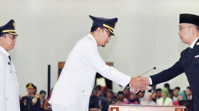Achmad Fahmi dan Andri Hamami saat dilantik Gubernur Ridwan Kamil menjadi Walikota dan Wakil Walikota Sukabumi periode 2018-2023
