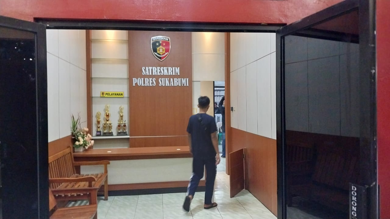 Polres Sukabumi akhirnya menetapkan tersangka kepada oknum kepala Desa di Banten berinisial YH yang digerebeg suaminya Anggi