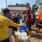 BERBURU AIR DALAM : Ratusan warga saat berburu air bersih bantuan dari Baznas Kabupaten Sukabumi, tepatnya di kawasan Gunung Sunda, Desa Padaasih, Kecamatan Cisaat, Kabupaten Sukabumi pada Jumat (25/08).(FOTO : UNTUK RADAR SUKABUMI)