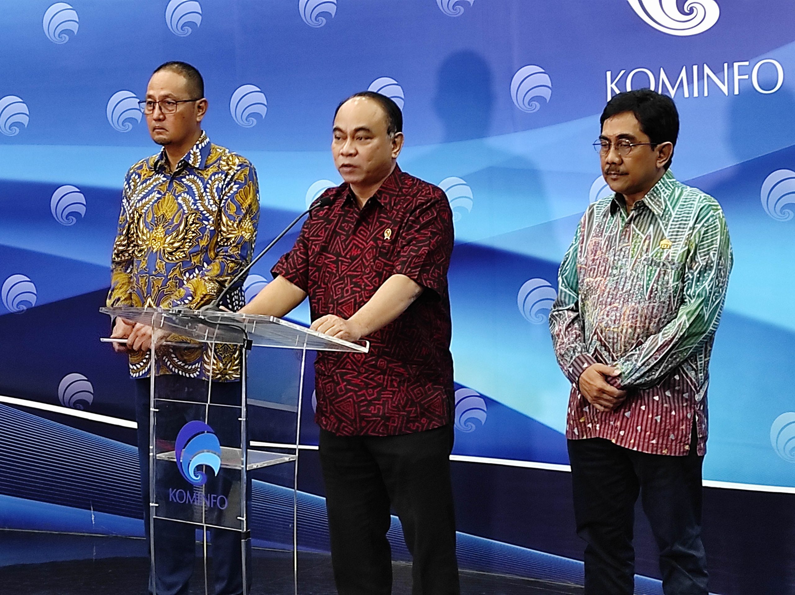 Direktorat Jenderal Aplikasi Informatika (Ditjen Aptika) Semuel A Pangerapan (Kiri), Menteri Kominfo Budie Arie Setiadi (tengah), Staf Ahli Menteri Widodo Muktiyo (Kanan).-Intan Afrida Rafni-