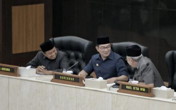 Ridwan Kamil dan Uu Ruzhanul Ulum pada Rapat Paripurna Pengumuman Pengusulan Pemberhentian Gubernur dan Wakil Gubernur Jawa Barat Masa Jabatan Tahun 2018 - 2023, di RR Paripurna DPRD Jawa Barat, di Kota Bandung, Selasa (1/8/2023). (Humas Pemda Jabar)