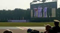 Panglima TNI Laksamana TNI Yudo Margono memberi penghargaan kepada beberapa perwira yang merupakan lulusan terbaik saat upacara pelantikan perwira TNI di Stadion Perkasa Mabes TNI, Jakarta, Rabu (9/8/2023).